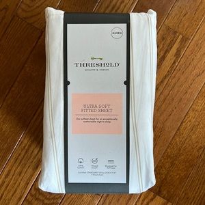 Threshold brand new fitted sheet. Queen size bed.